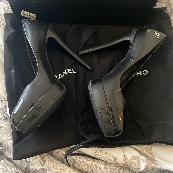 Chanel Interlocking CC Logo Leather Pumps 9 - Picture 4 of 11